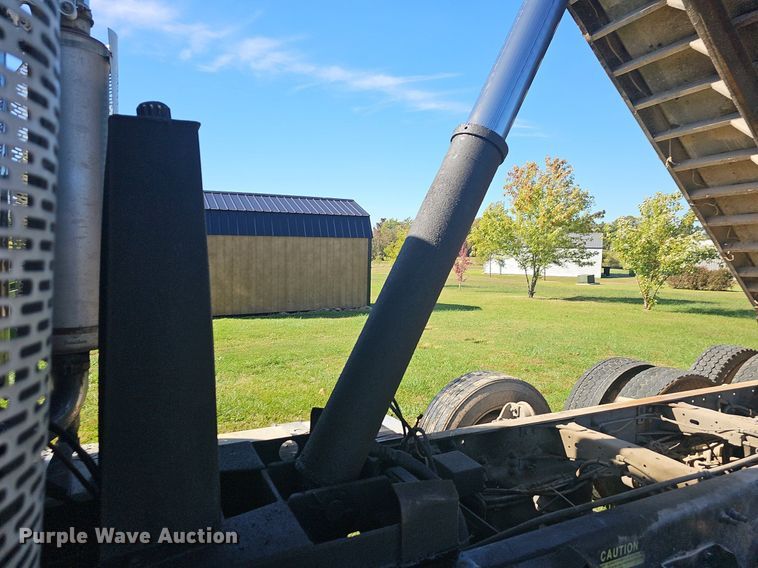 image for item NP9025 2005 Freightliner Columbia  dump truck