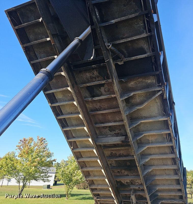 image for item NP9025 2005 Freightliner Columbia  dump truck