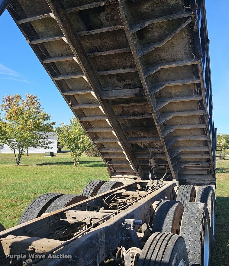 image for item NP9025 2005 Freightliner Columbia  dump truck