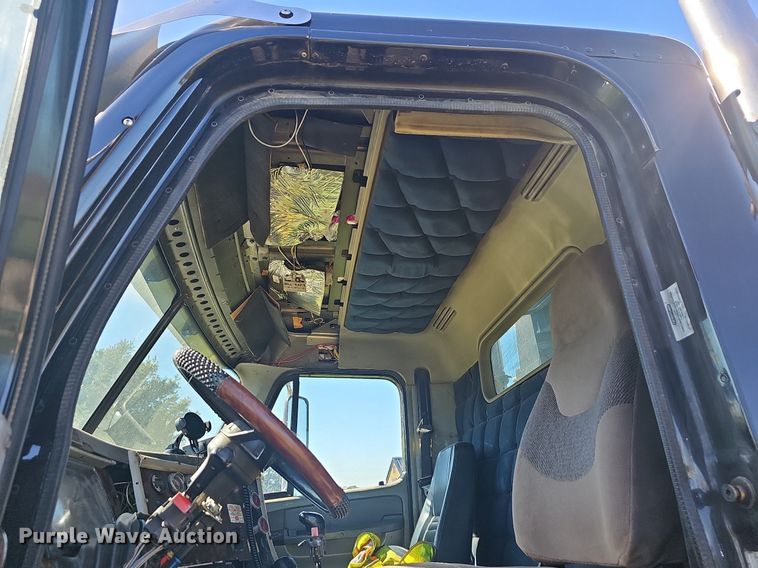 image for item NP9025 2005 Freightliner Columbia  dump truck