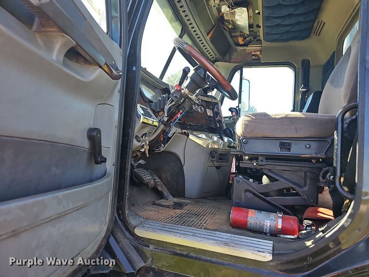 image for item NP9025 2005 Freightliner Columbia  dump truck