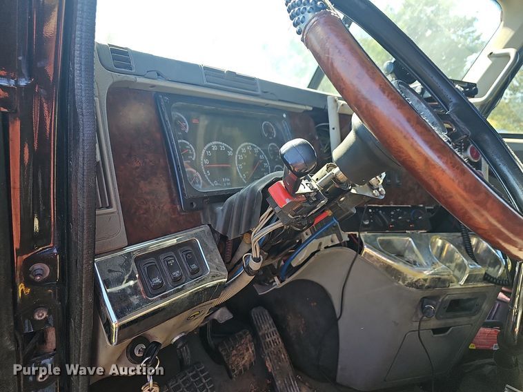 image for item NP9025 2005 Freightliner Columbia  dump truck