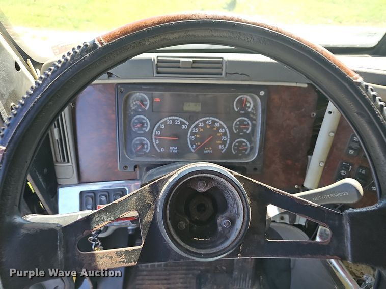 image for item NP9025 2005 Freightliner Columbia  dump truck