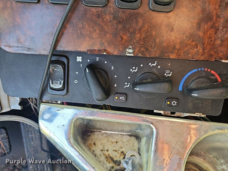 image for item NP9025 2005 Freightliner Columbia  dump truck