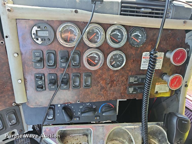 image for item NP9025 2005 Freightliner Columbia  dump truck