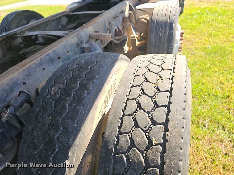 image for item NP9025 2005 Freightliner Columbia  dump truck