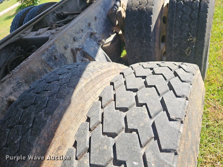 image for item NP9025 2005 Freightliner Columbia  dump truck