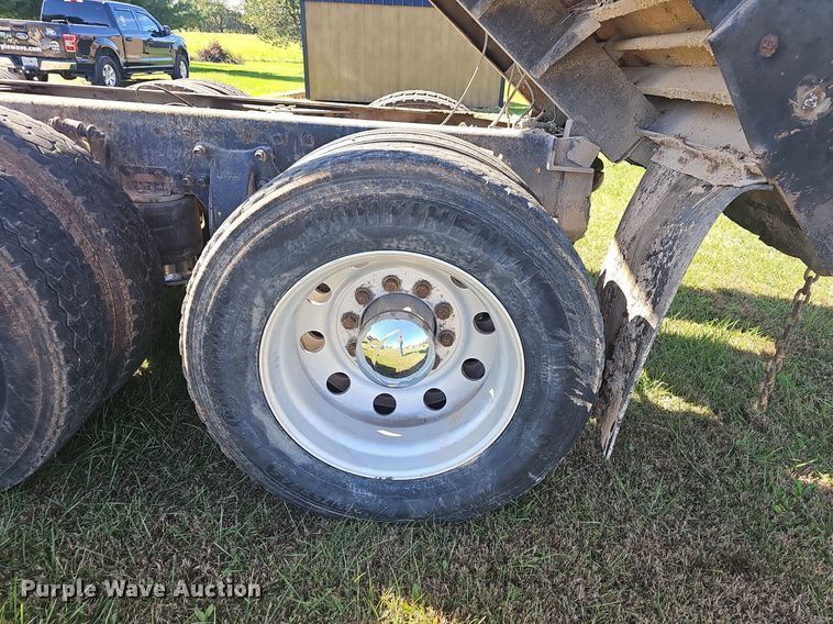 image for item NP9025 2005 Freightliner Columbia  dump truck