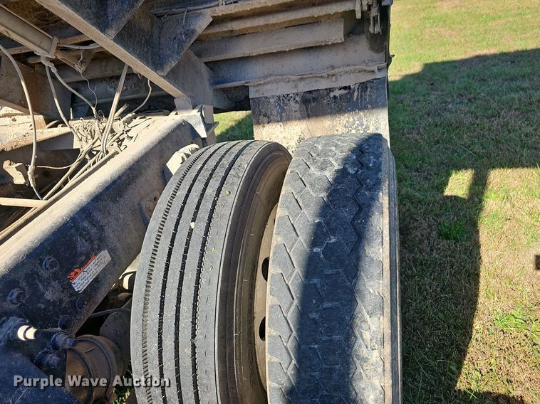 image for item NP9025 2005 Freightliner Columbia  dump truck