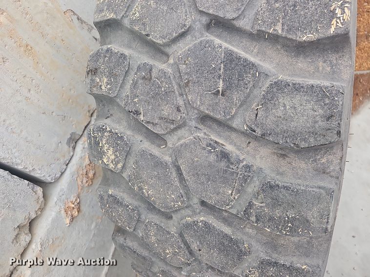 image for item NP9058 (4) Titan 20.5/R25 tires