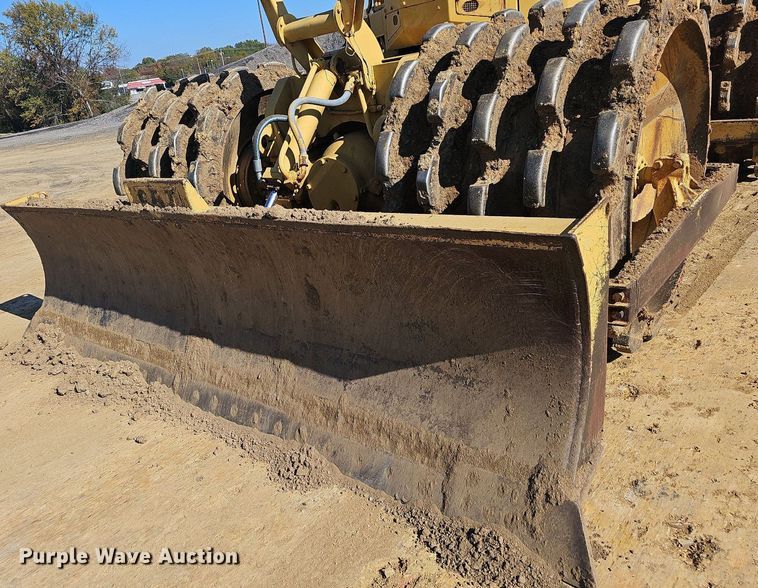 image for item NP9120 1973 Caterpillar 825B  soil compactor