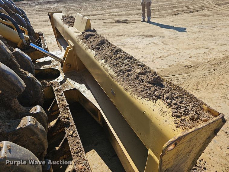 image for item NP9120 1973 Caterpillar 825B  soil compactor