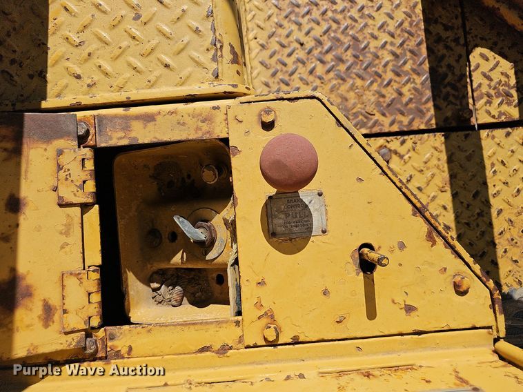 image for item NP9120 1973 Caterpillar 825B  soil compactor