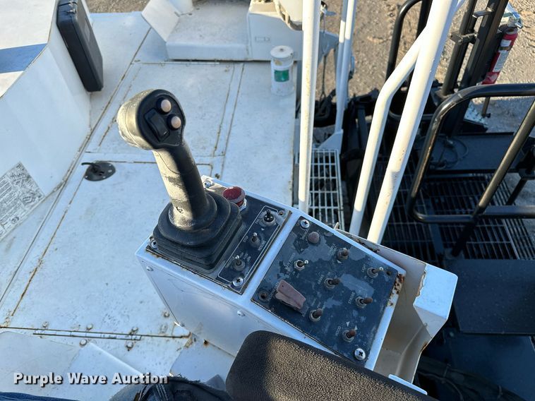 image for item NQ9470 2011 Roadtec RP-195E  paver