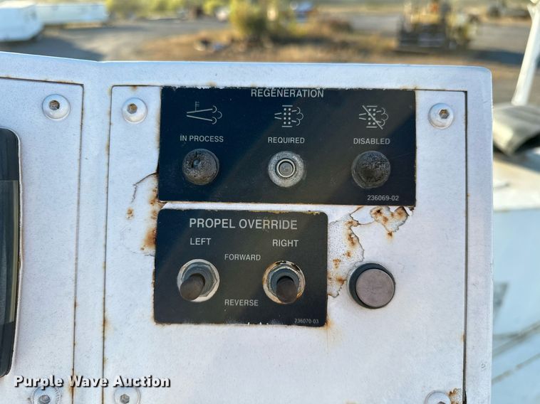 image for item NQ9470 2011 Roadtec RP-195E  paver