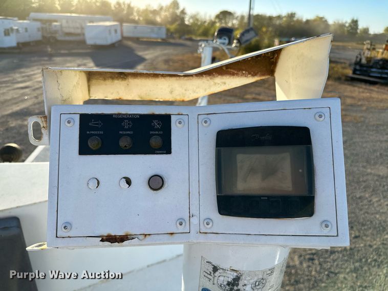 image for item NQ9470 2011 Roadtec RP-195E  paver