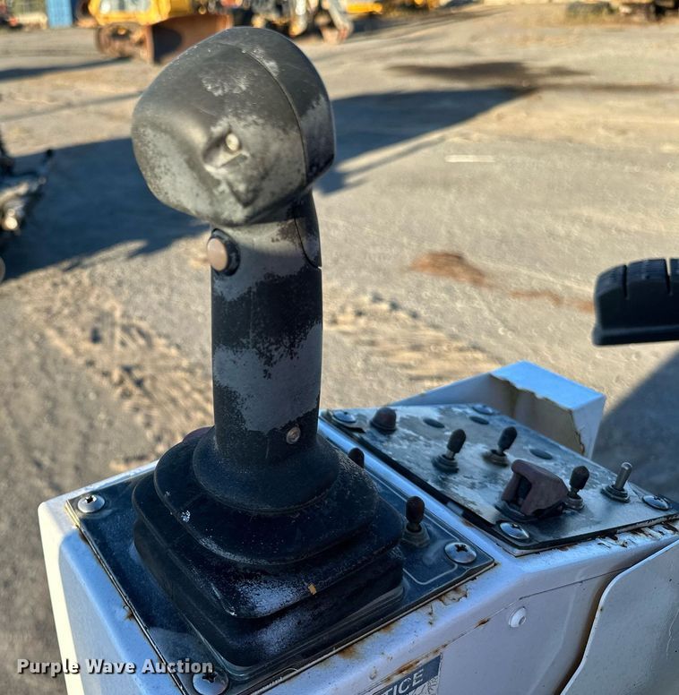 image for item NQ9470 2011 Roadtec RP-195E  paver