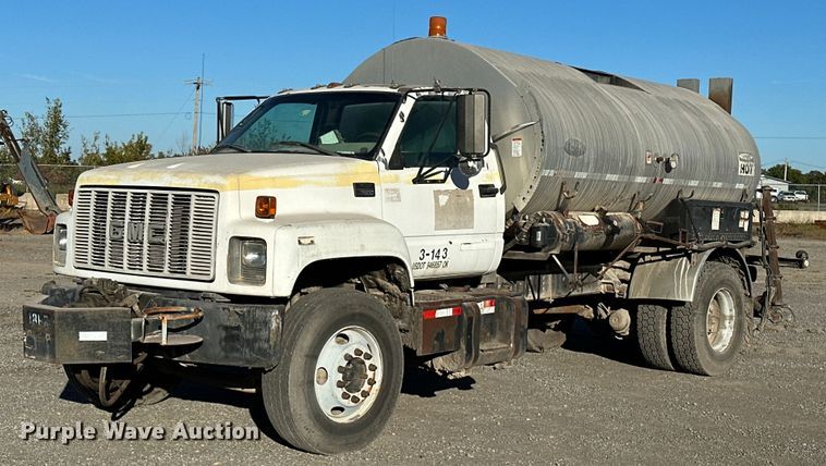 image for item NQ9471 2000 GMC C7500  oil distributor truck