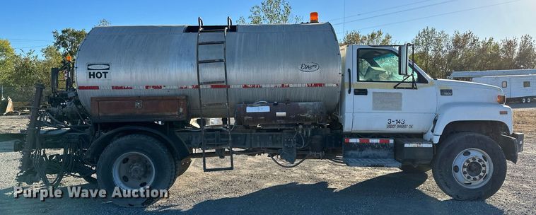 image for item NQ9471 2000 GMC C7500  oil distributor truck