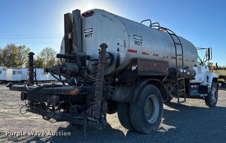 image for item NQ9471 2000 GMC C7500  oil distributor truck