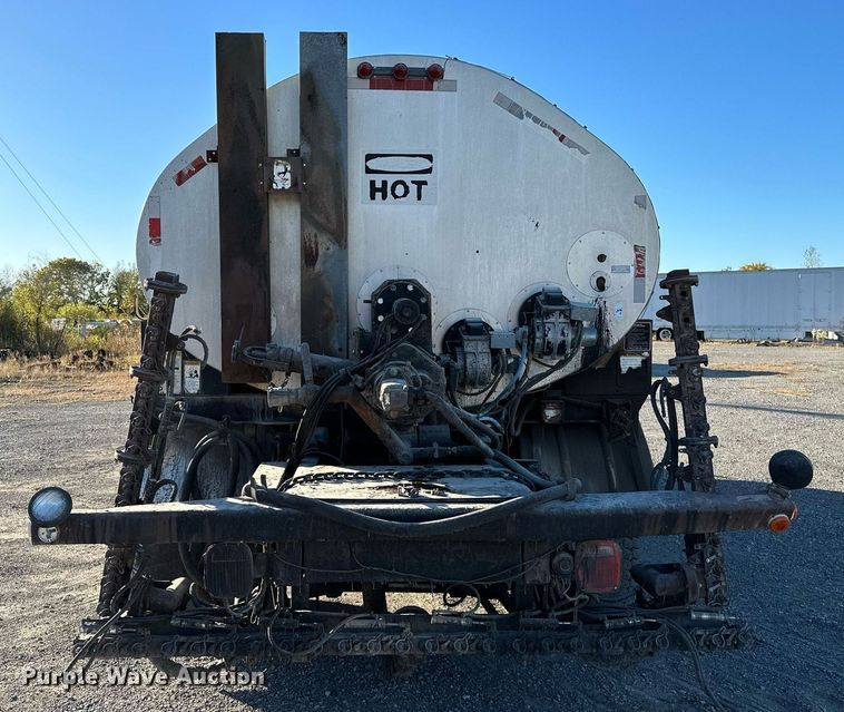 image for item NQ9471 2000 GMC C7500  oil distributor truck