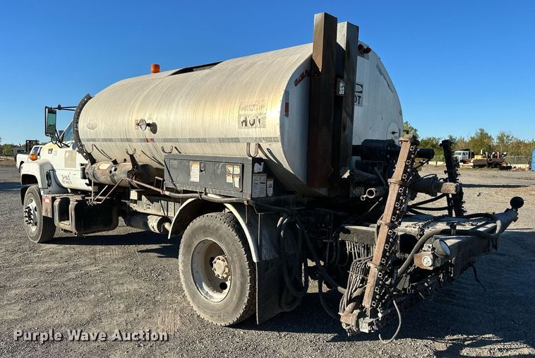 image for item NQ9471 2000 GMC C7500  oil distributor truck