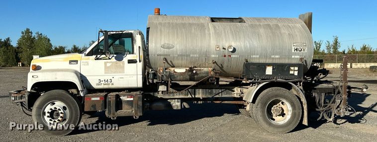 image for item NQ9471 2000 GMC C7500  oil distributor truck