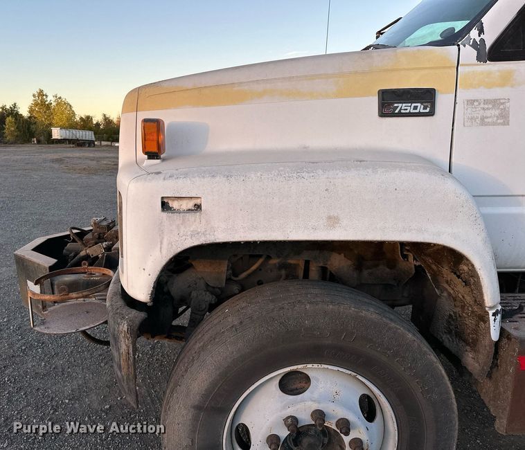 image for item NQ9471 2000 GMC C7500  oil distributor truck