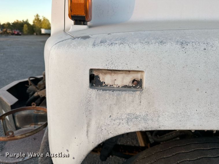 image for item NQ9471 2000 GMC C7500  oil distributor truck