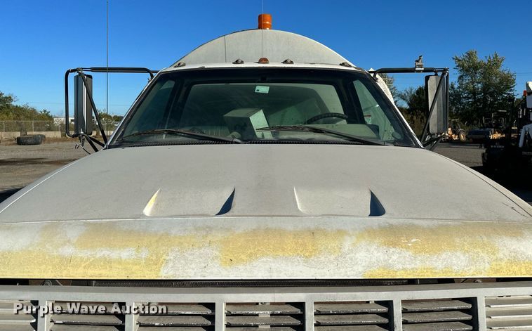 image for item NQ9471 2000 GMC C7500  oil distributor truck