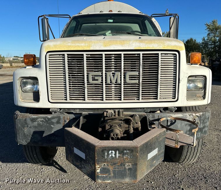 image for item NQ9471 2000 GMC C7500  oil distributor truck