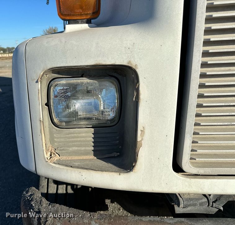 image for item NQ9471 2000 GMC C7500  oil distributor truck