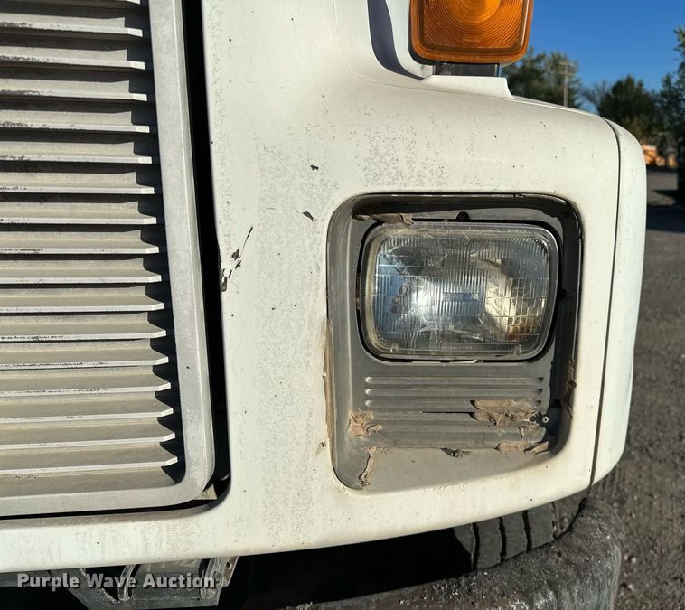 image for item NQ9471 2000 GMC C7500  oil distributor truck