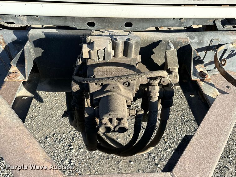 image for item NQ9471 2000 GMC C7500  oil distributor truck