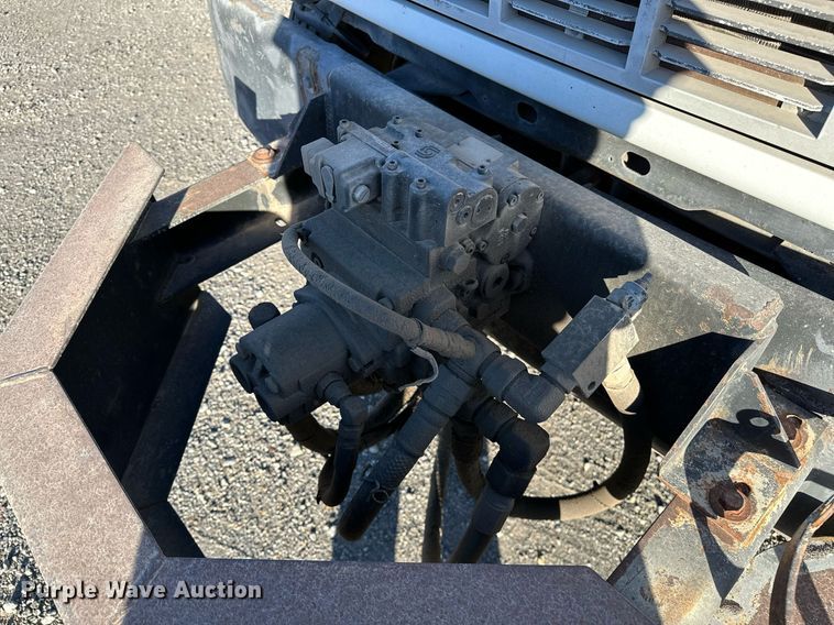 image for item NQ9471 2000 GMC C7500  oil distributor truck