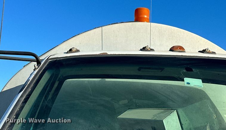 image for item NQ9471 2000 GMC C7500  oil distributor truck