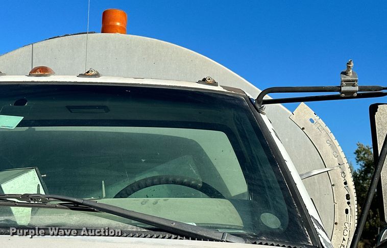 image for item NQ9471 2000 GMC C7500  oil distributor truck