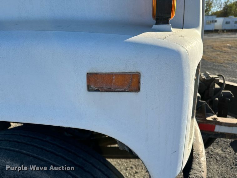 image for item NQ9471 2000 GMC C7500  oil distributor truck