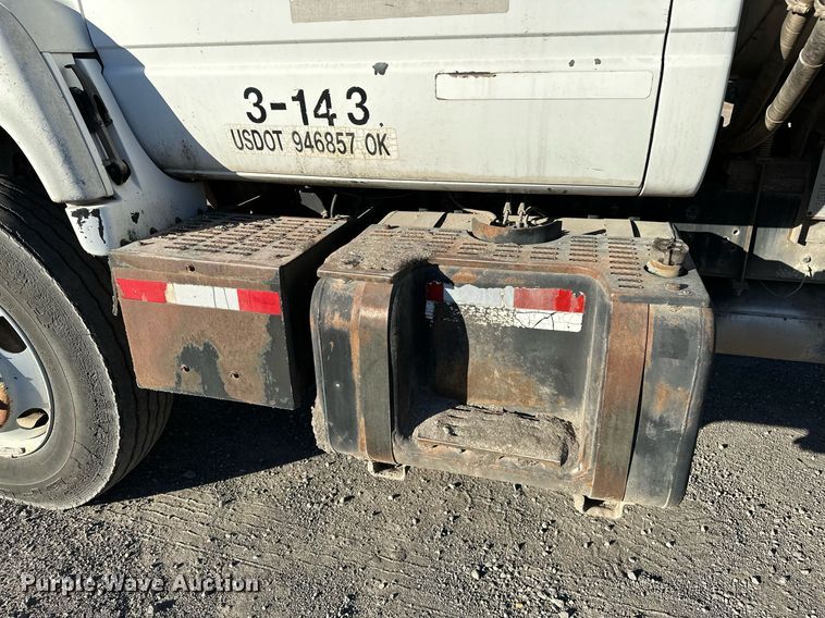 image for item NQ9471 2000 GMC C7500  oil distributor truck