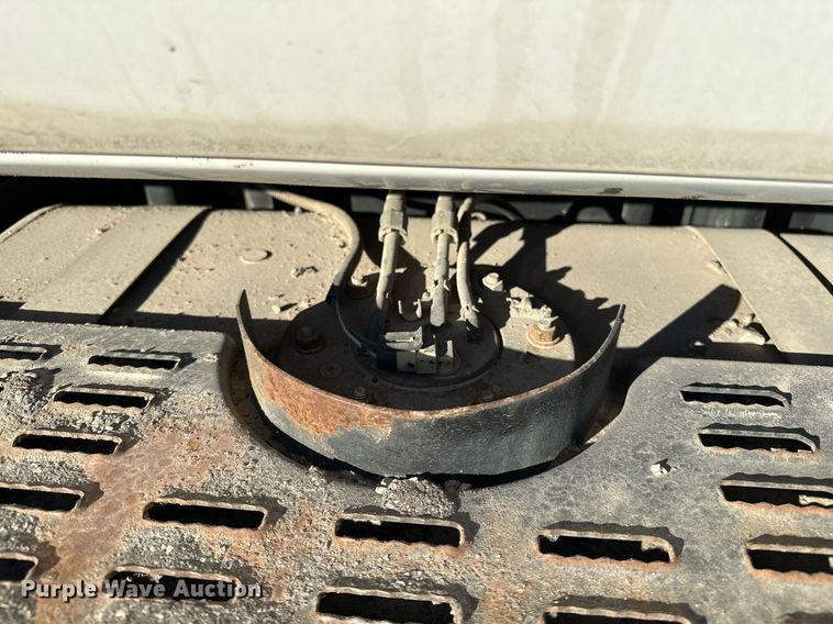 image for item NQ9471 2000 GMC C7500  oil distributor truck