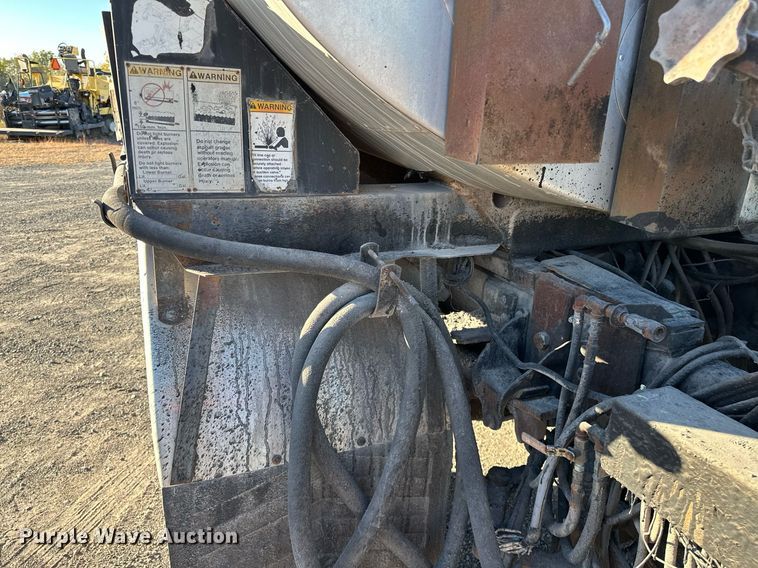 image for item NQ9471 2000 GMC C7500  oil distributor truck