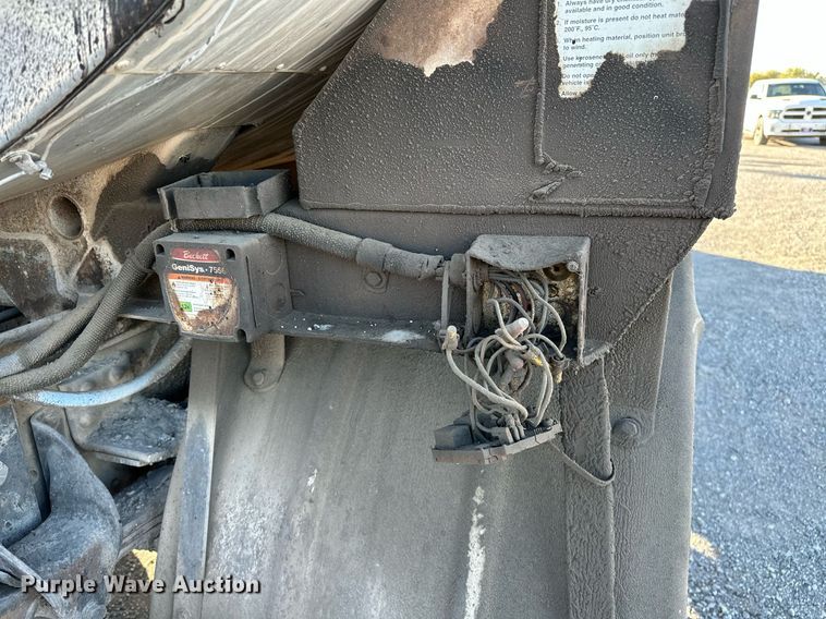 image for item NQ9471 2000 GMC C7500  oil distributor truck