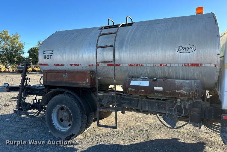 image for item NQ9471 2000 GMC C7500  oil distributor truck