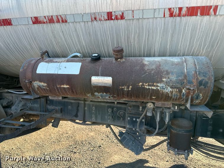 image for item NQ9471 2000 GMC C7500  oil distributor truck