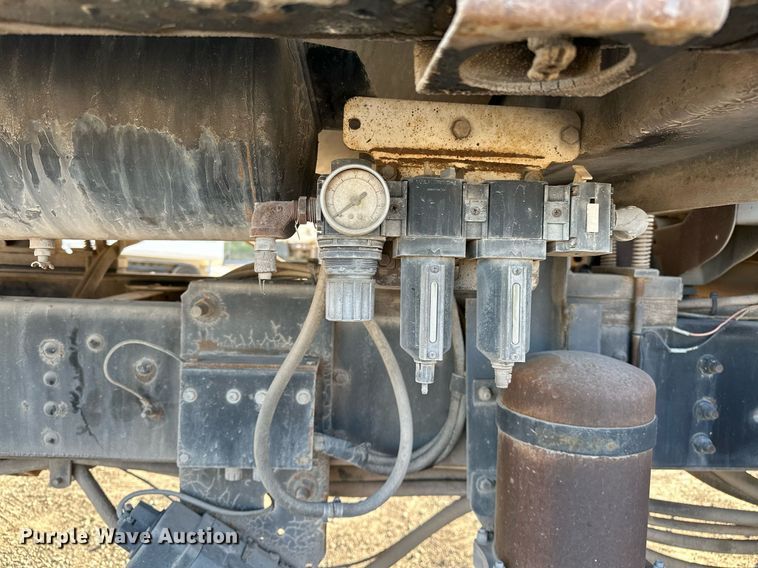 image for item NQ9471 2000 GMC C7500  oil distributor truck
