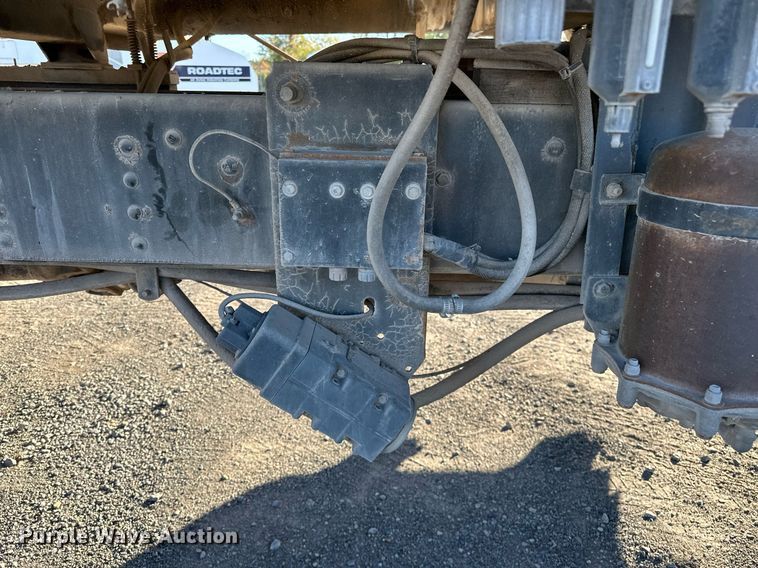 image for item NQ9471 2000 GMC C7500  oil distributor truck