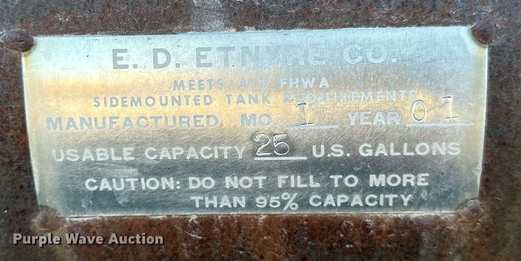 image for item NQ9471 2000 GMC C7500  oil distributor truck