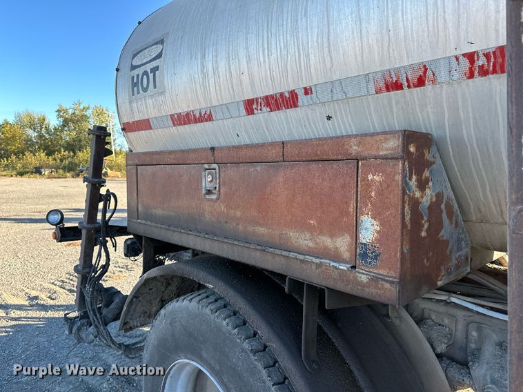 image for item NQ9471 2000 GMC C7500  oil distributor truck