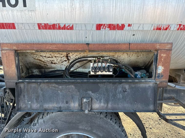 image for item NQ9471 2000 GMC C7500  oil distributor truck