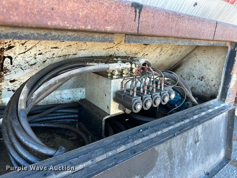 image for item NQ9471 2000 GMC C7500  oil distributor truck